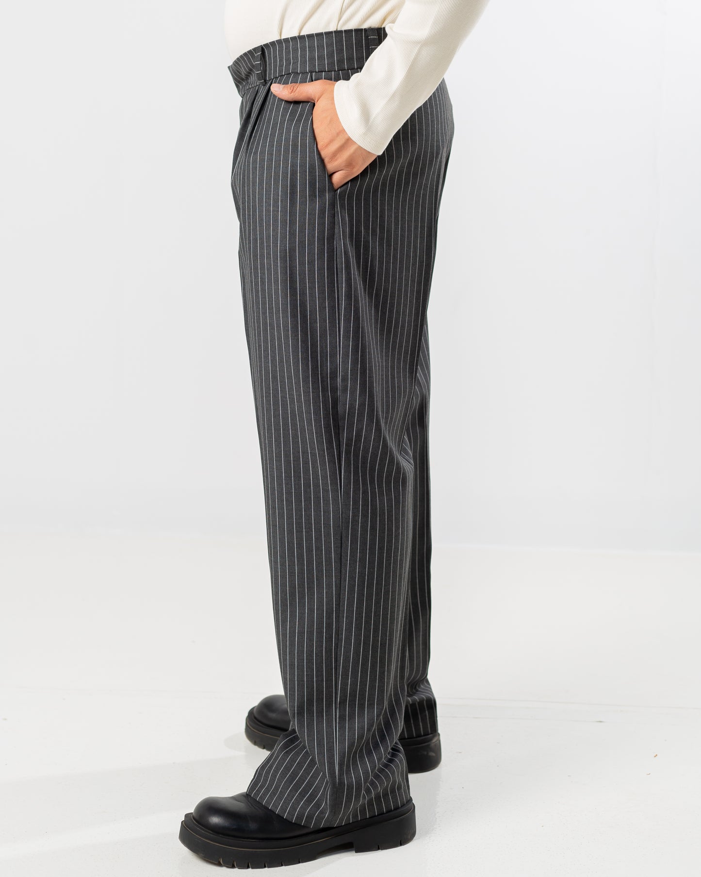 GREY PINSTRIPED PLEATED PANT