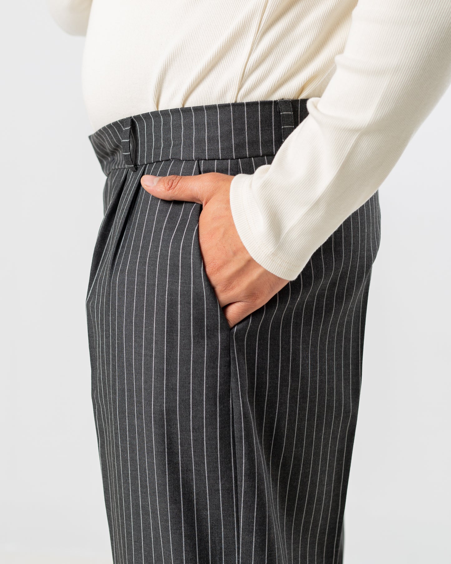 GREY PINSTRIPED PLEATED PANT