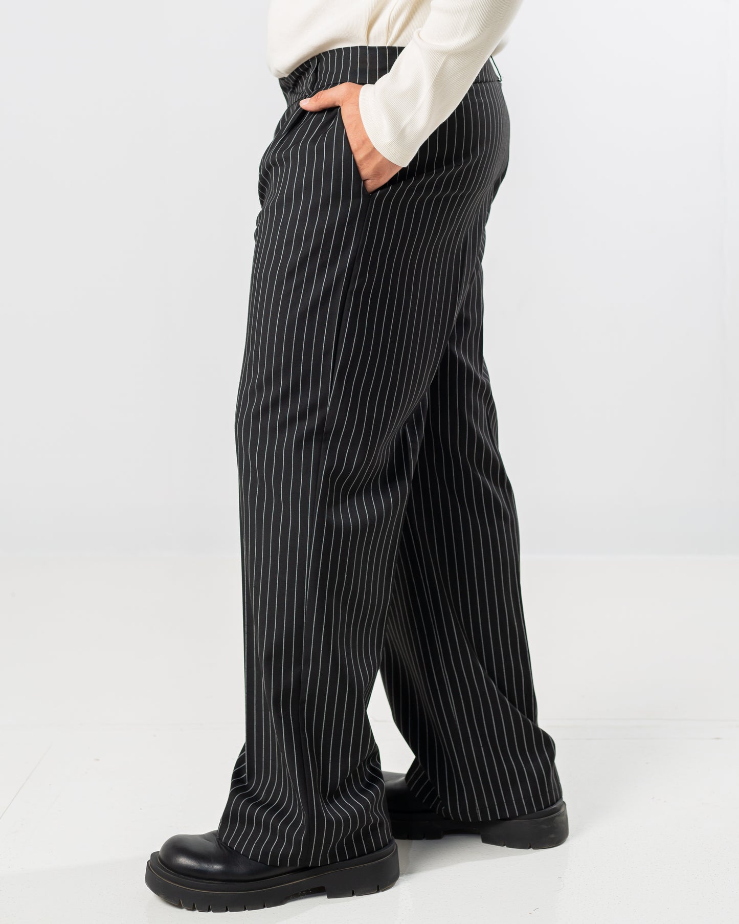 BLACK PINSTRIPED PLEATED PANT