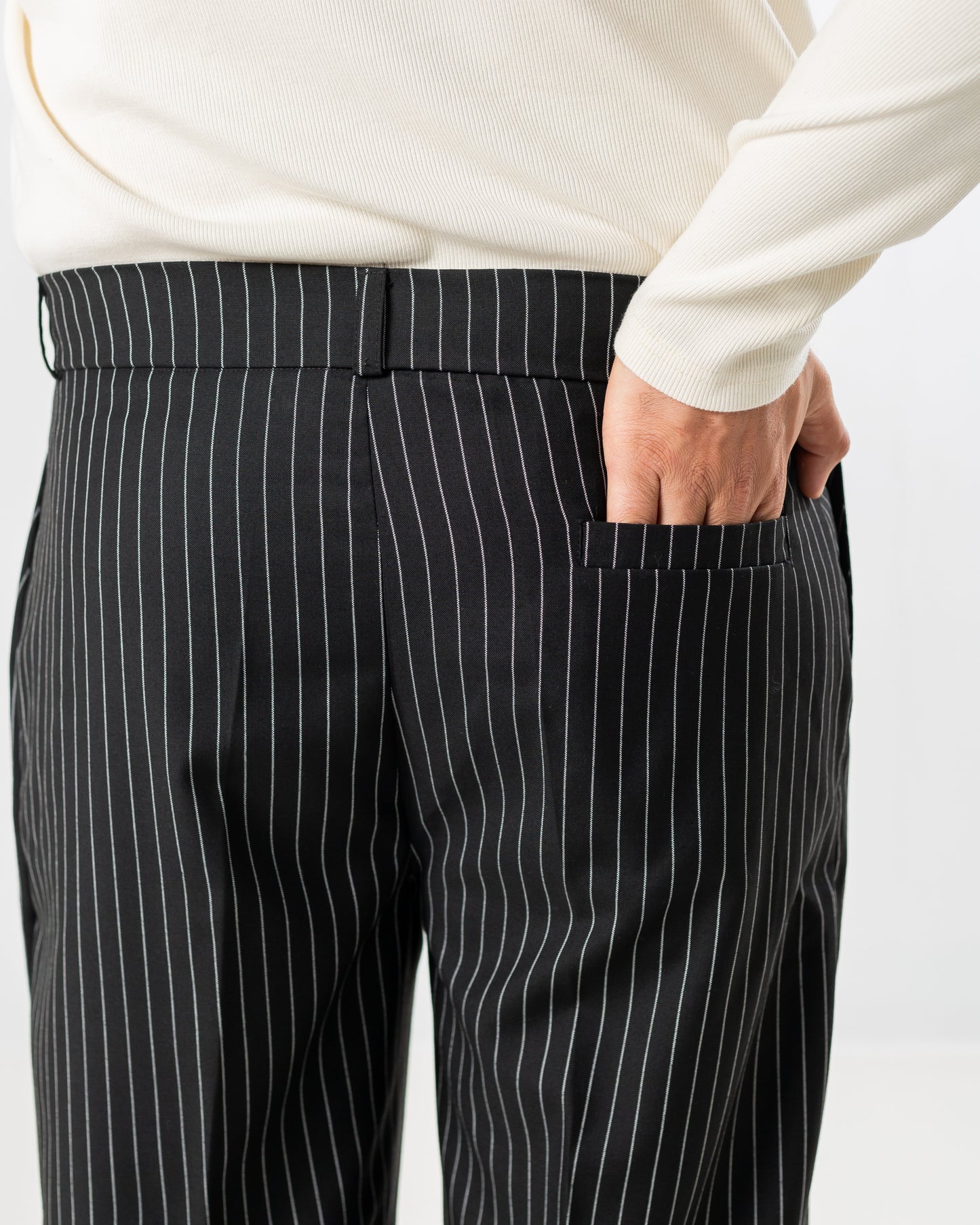 BLACK PINSTRIPED PLEATED PANT