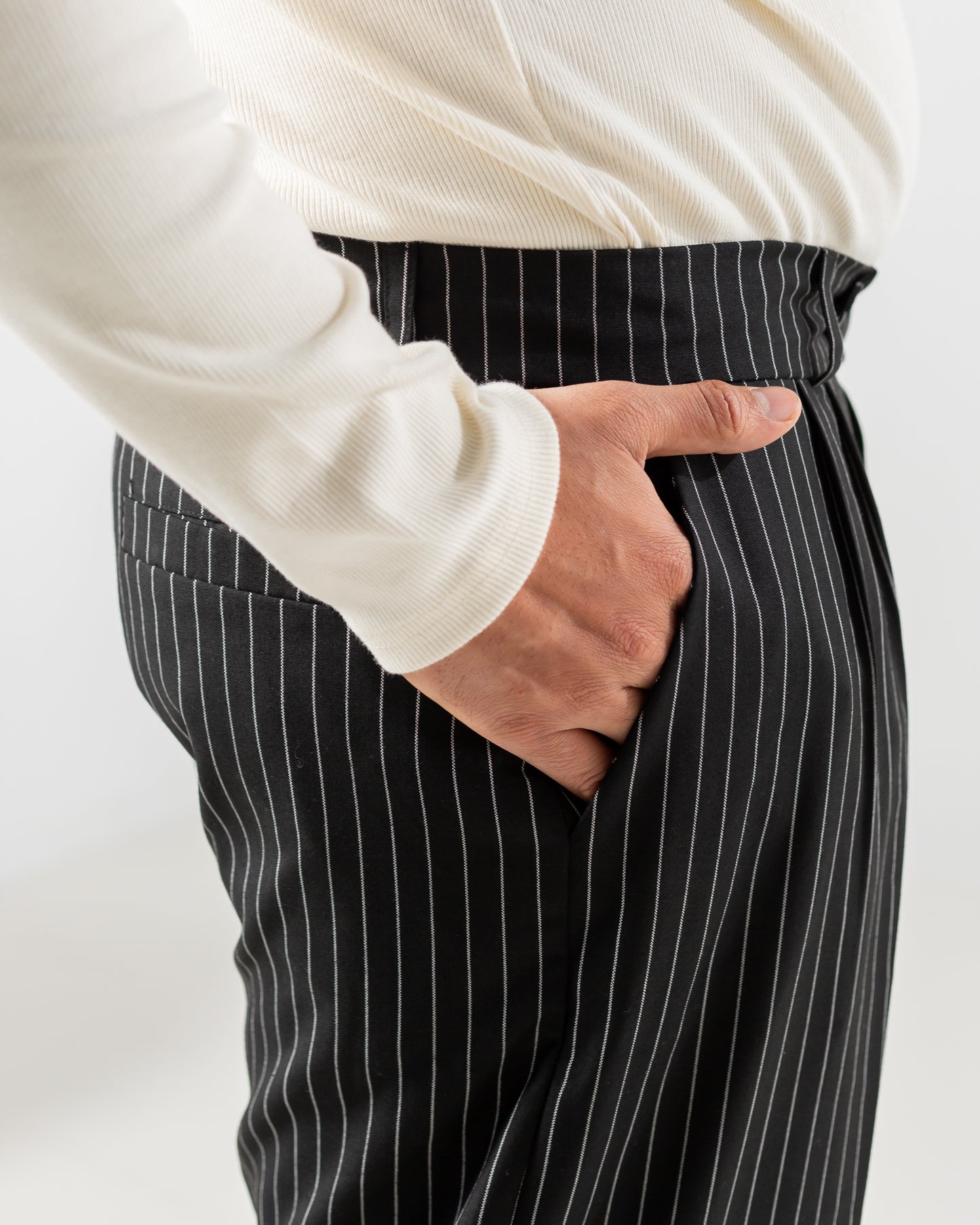 BLACK PINSTRIPED PLEATED PANT